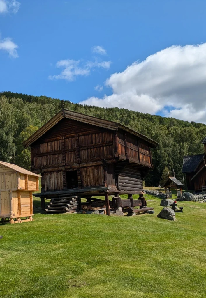 Tag-22 - Einige Häuser hier werden auf "Holzpilzen" in Position gehalten