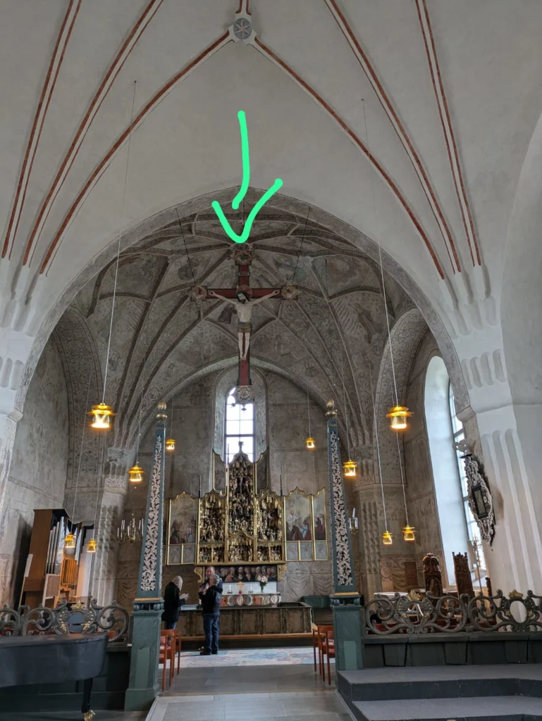 Tag-6 - Die Kirche der Kyrkstad von Luleå. Zu Mittsommer scheint die Sonne genau auf das hängende Kreuz
