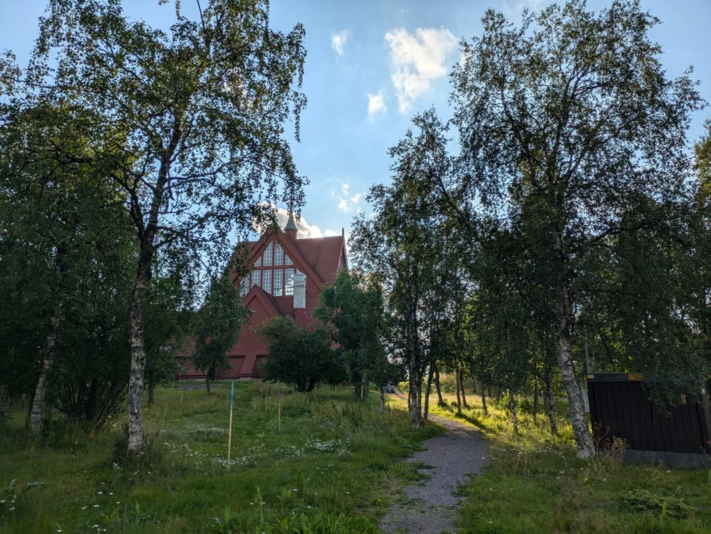 Tag-9 - Die Kirche von Kiruna. Gesperrt, weil sie für den Umzug vorbereitet wird